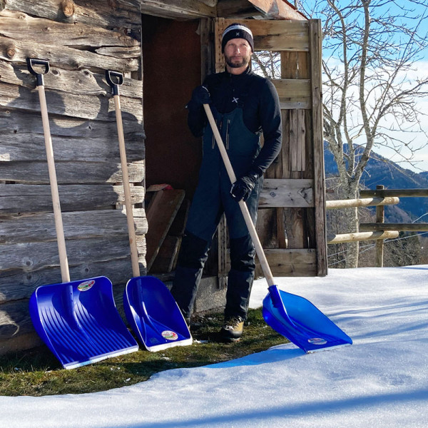 SNOW SHOVELS